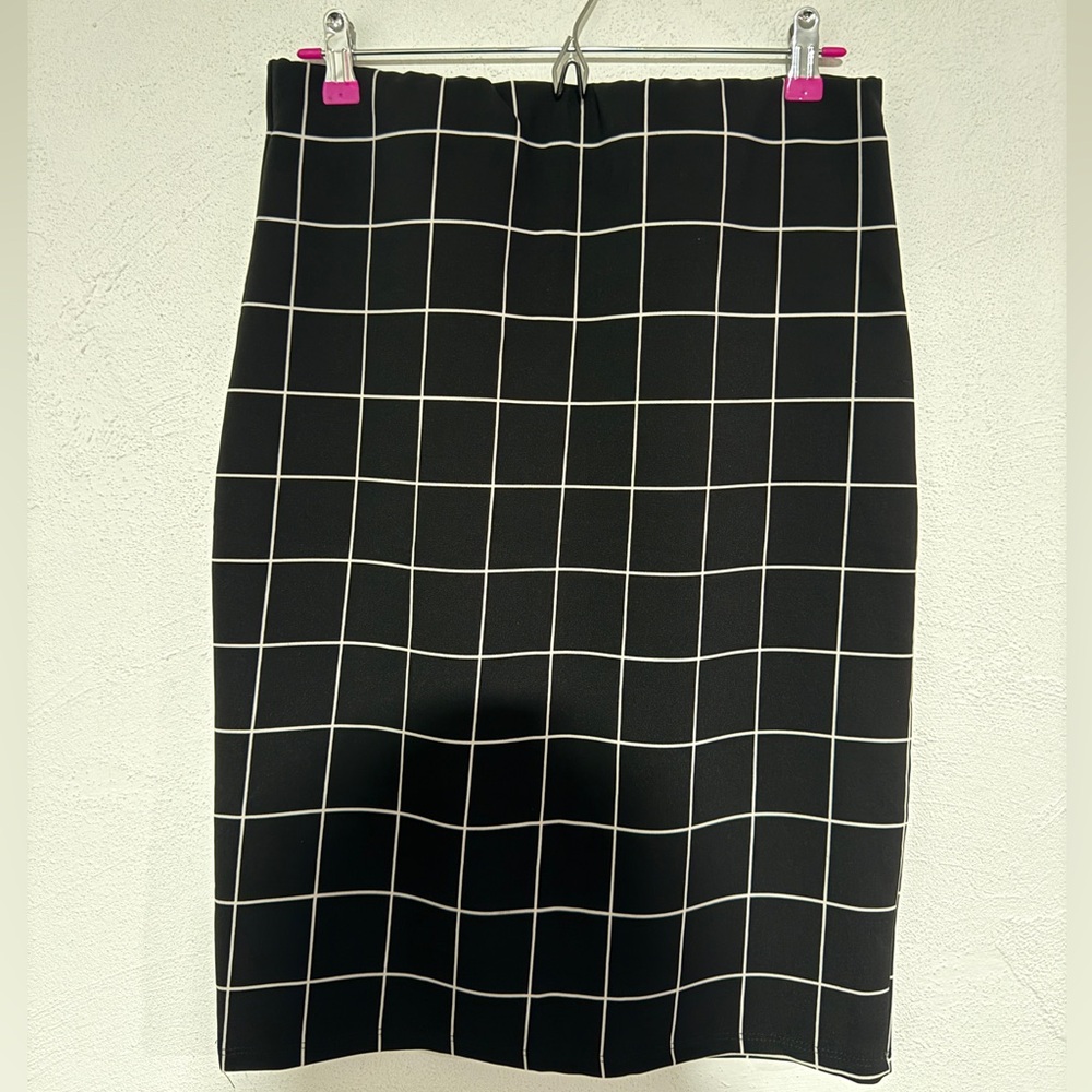 Large Knee Length Skirt 
Casual skirt for the office, school or outings